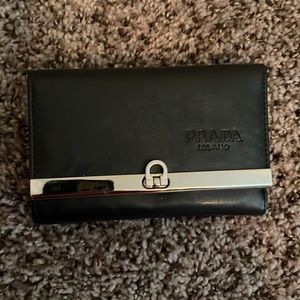 Prada Milano wallet. Good condition.